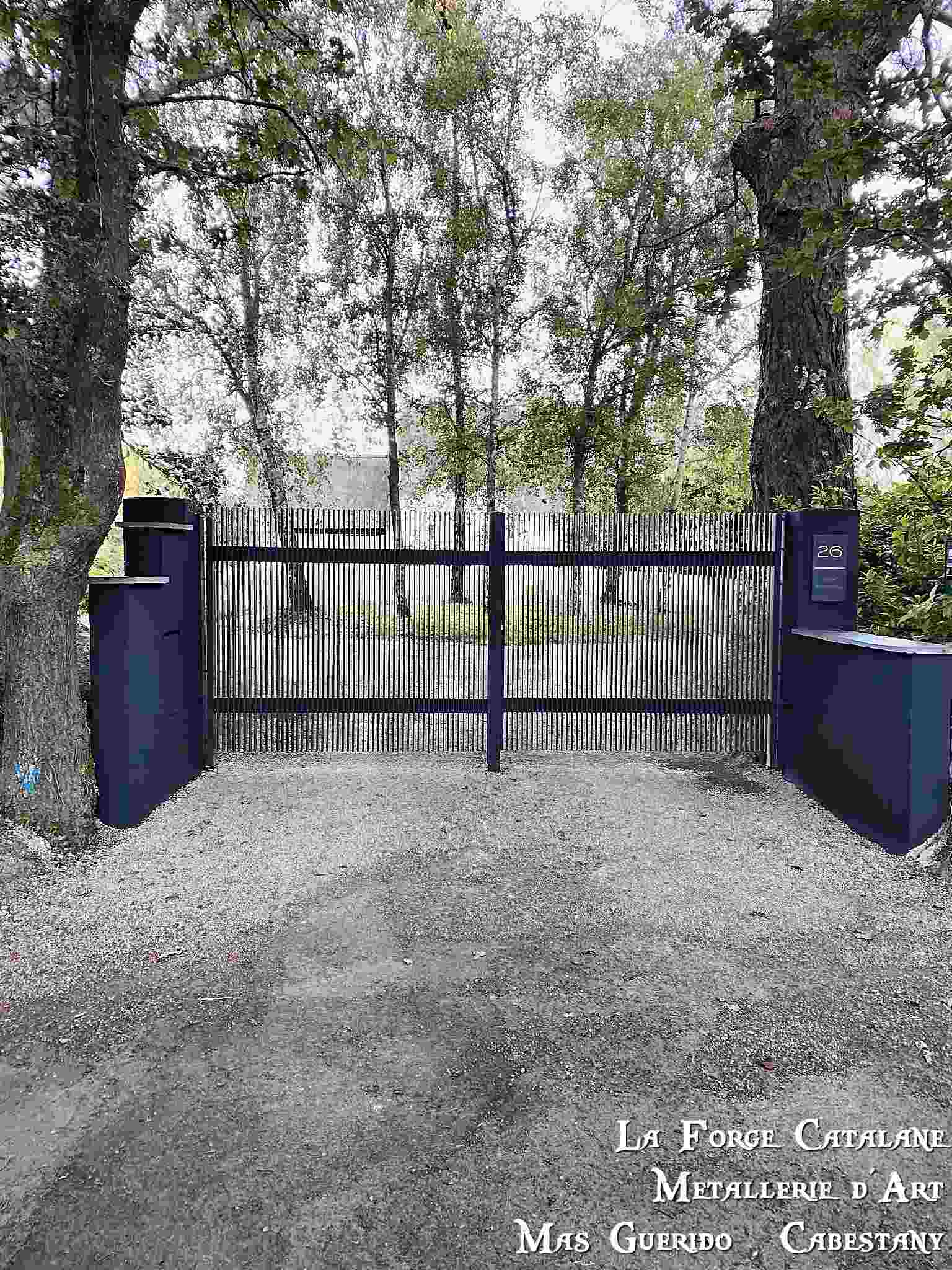 portail double vantaux barreaudage vertical resserre forge catalane.jpg